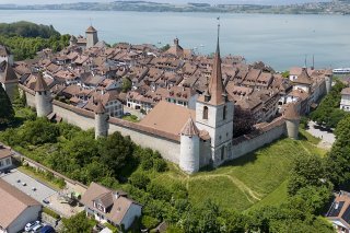 La stratégie du tourisme fribourgeois, ici la cité médiévale de Morat, peut s’ancrer sur le bilan 2023, année de tous les superlatifs au niveau des nuitées commerciales et de la fréquentation des destinations (archives). KEYSTONE/ANTHONY ANEX